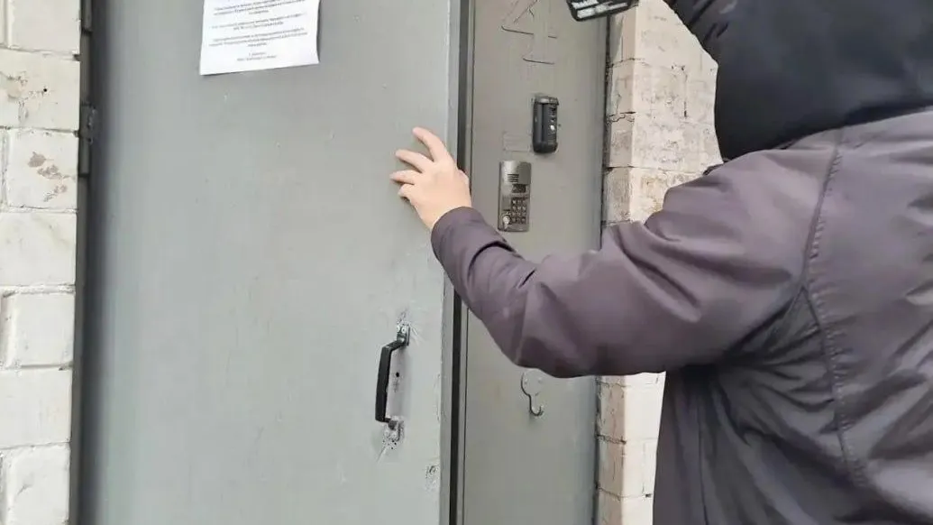 В Химках отремонтировали входную дверь жилого дома на улице Пожарского