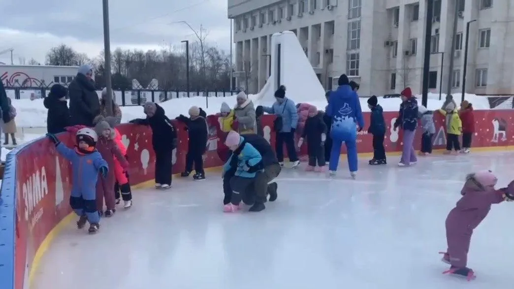 Тренеры спортшколы Люберец провели на катке мастер‑класс для детей с ОВЗ