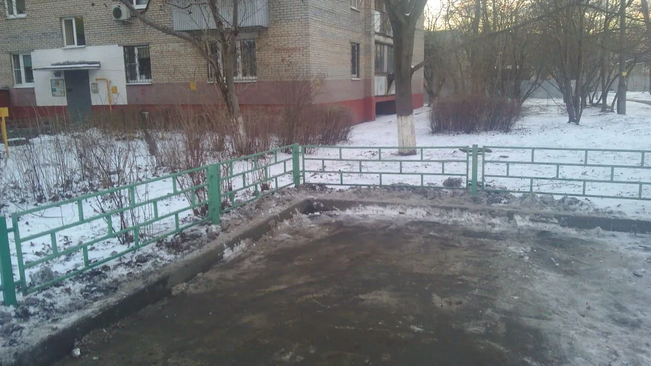 Навал снега убрали с парковки в поселке Нахабино Красногорска по просьбе жителя