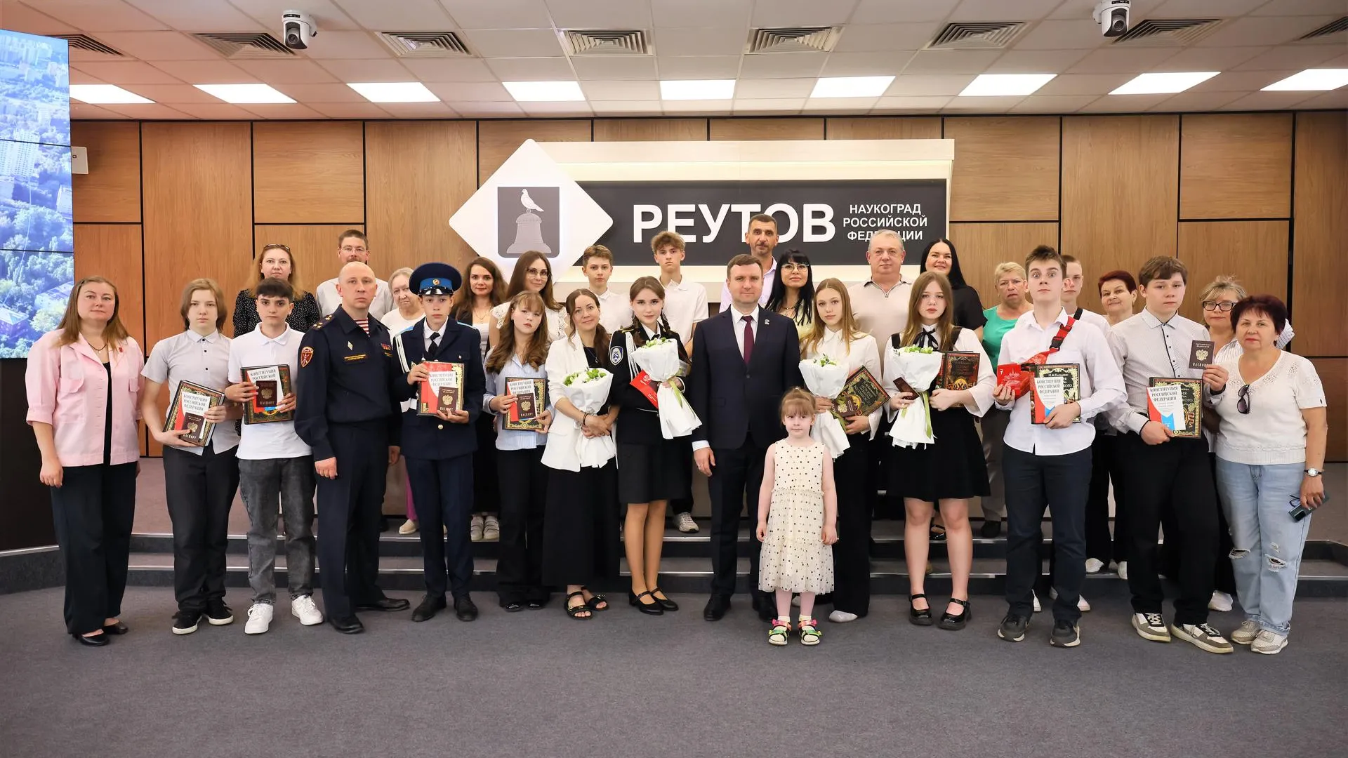 В Реутове 13 подростков получили первые паспорта