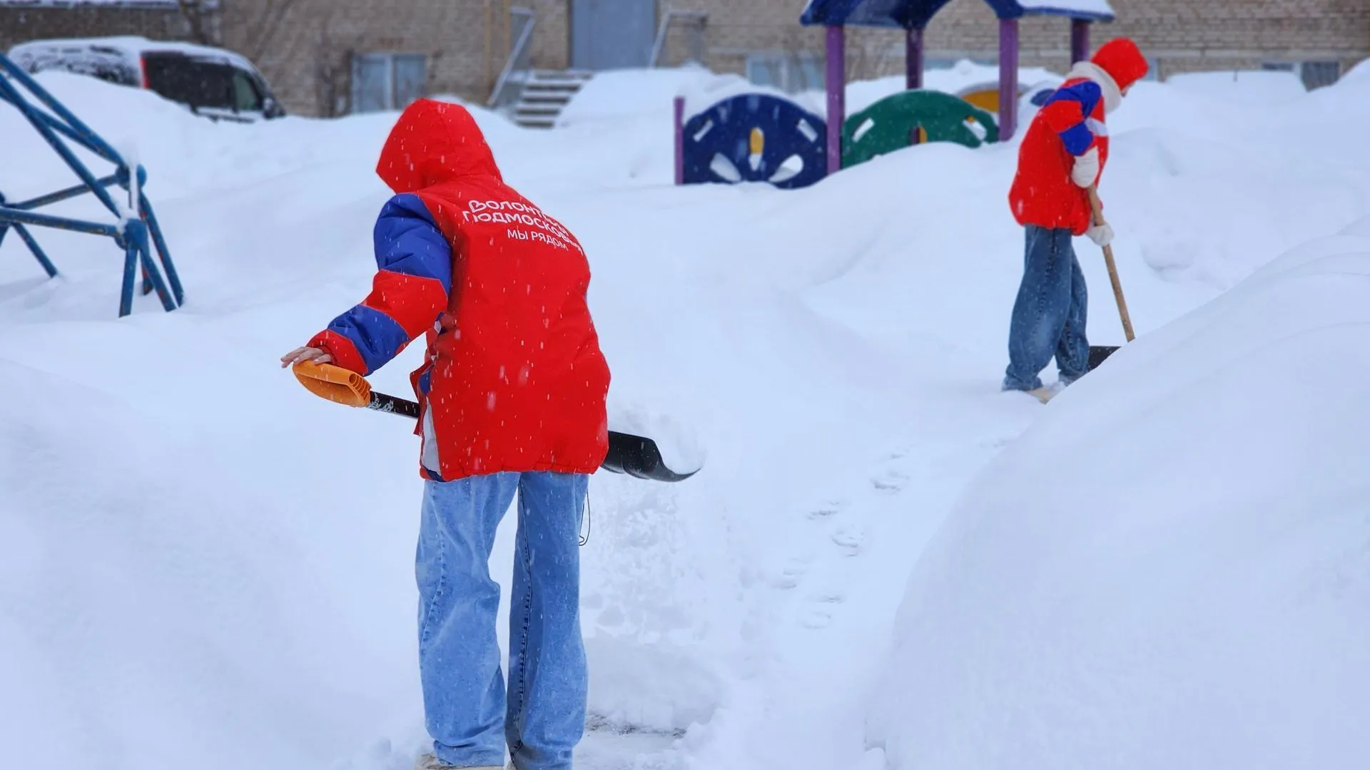Волонтеры очистили от снега детскую площадку в Сергиевом Посаде