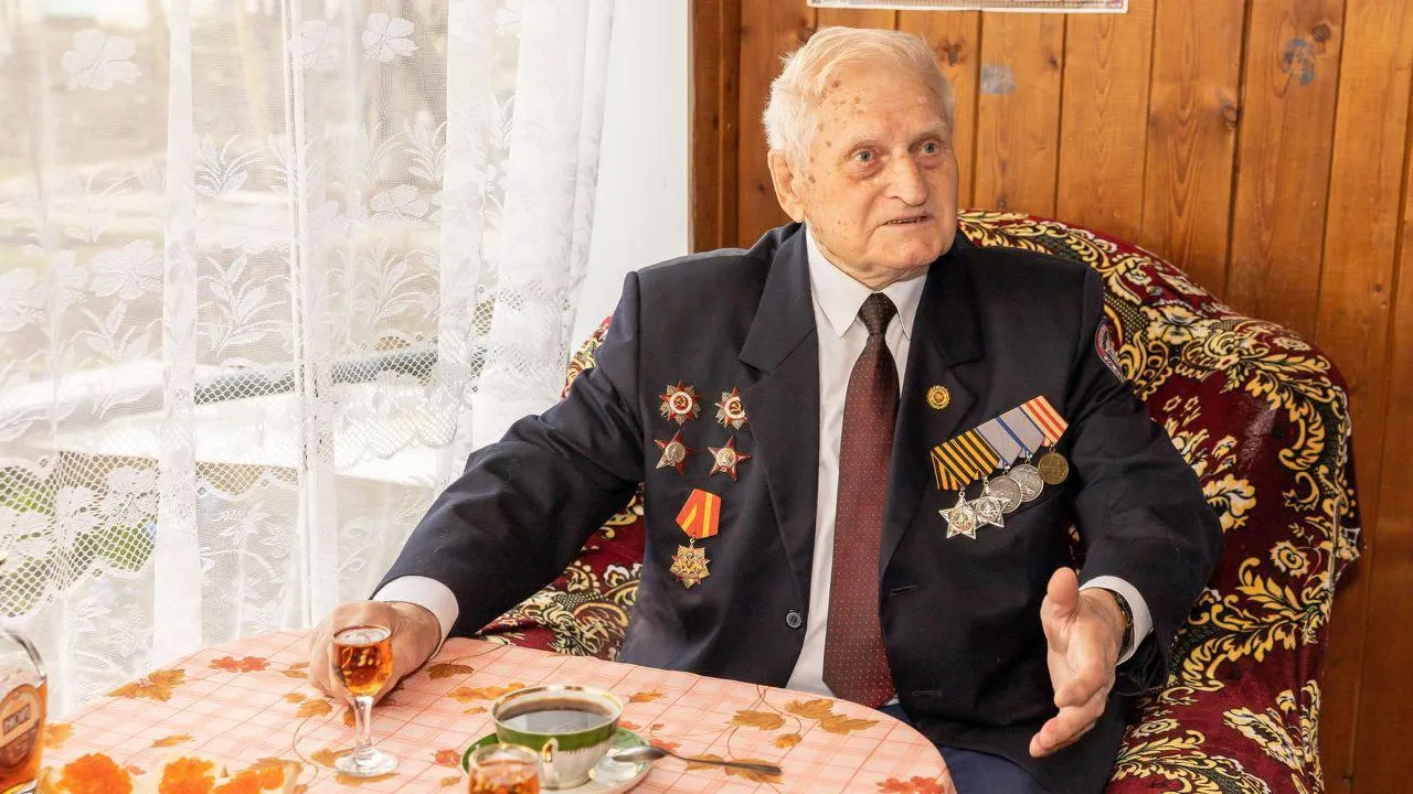Андрей Воробьев поздравил с 98‑летием разведчика Николая Козлова из Серпухова