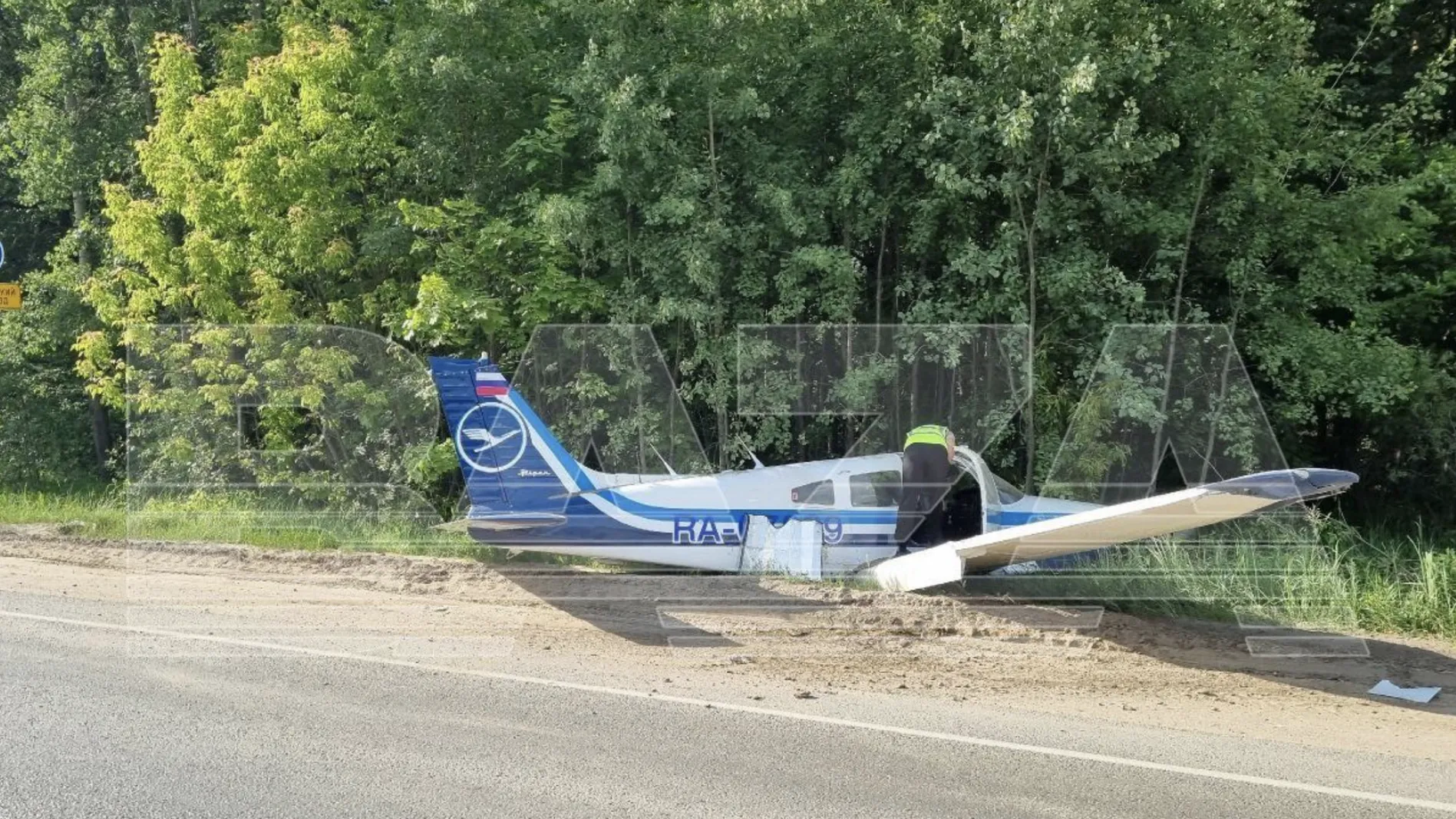 Легкомоторный самолет Piper приземлился на шоссе в Подмосковье