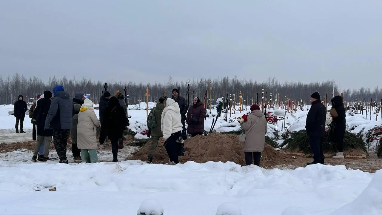 «Плачут даже мужчины»: кадры с похорон убитого педофилом мальчика в Петербурге