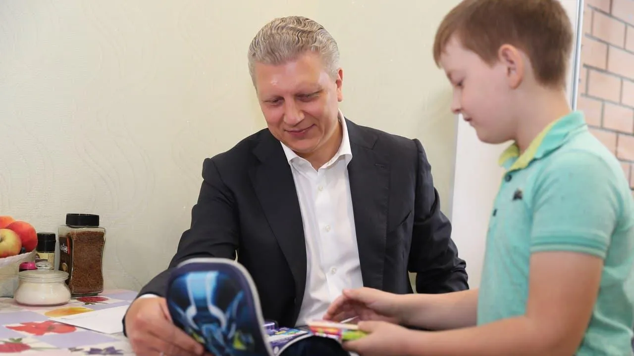 Андрей Иванов вручил портфель первоклассника юному жителю Звенигорода Платону Воропаеву