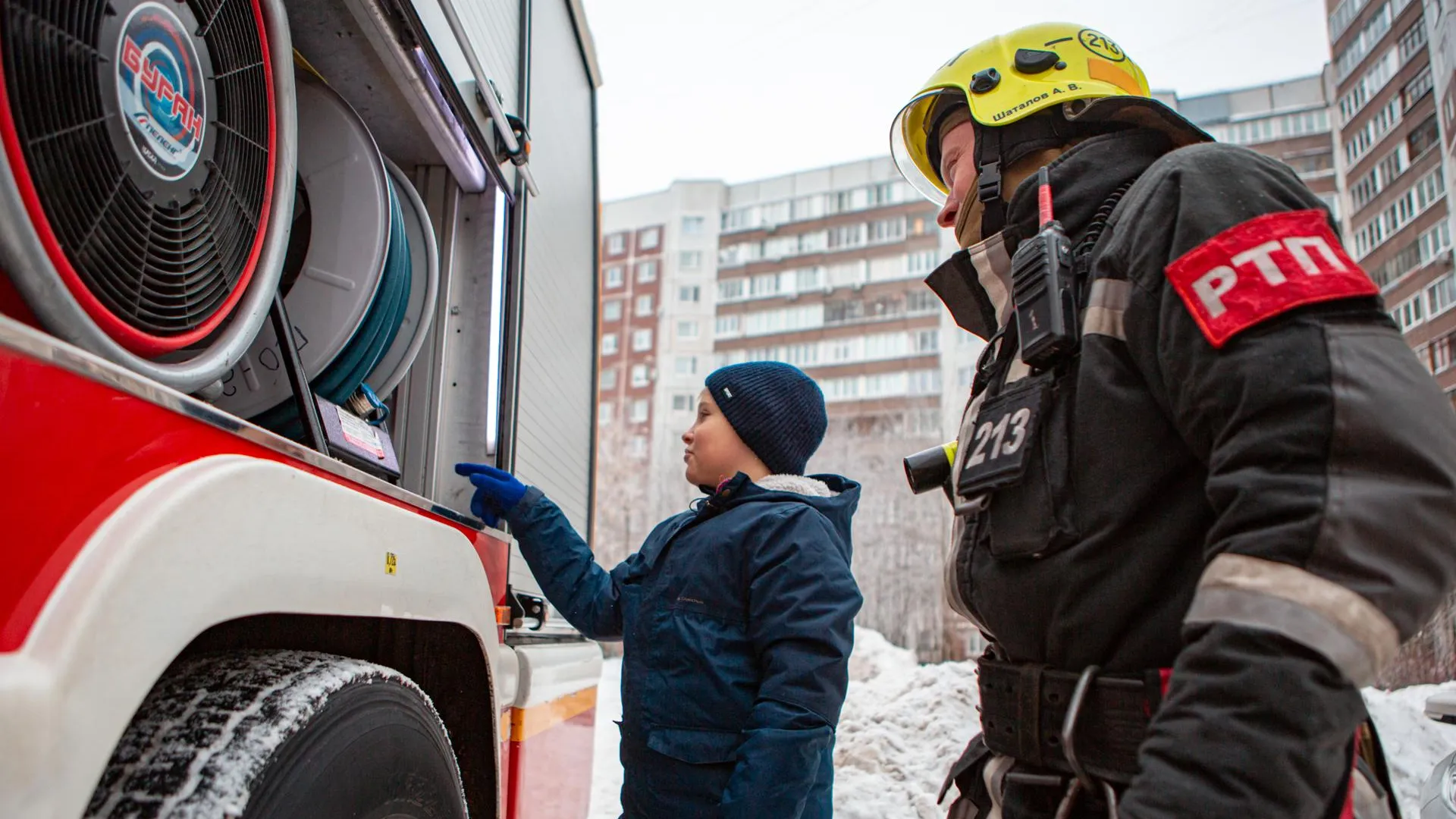 Московские пожарные исполнили новогоднее желание 8‑летнего жителя Зеленограда