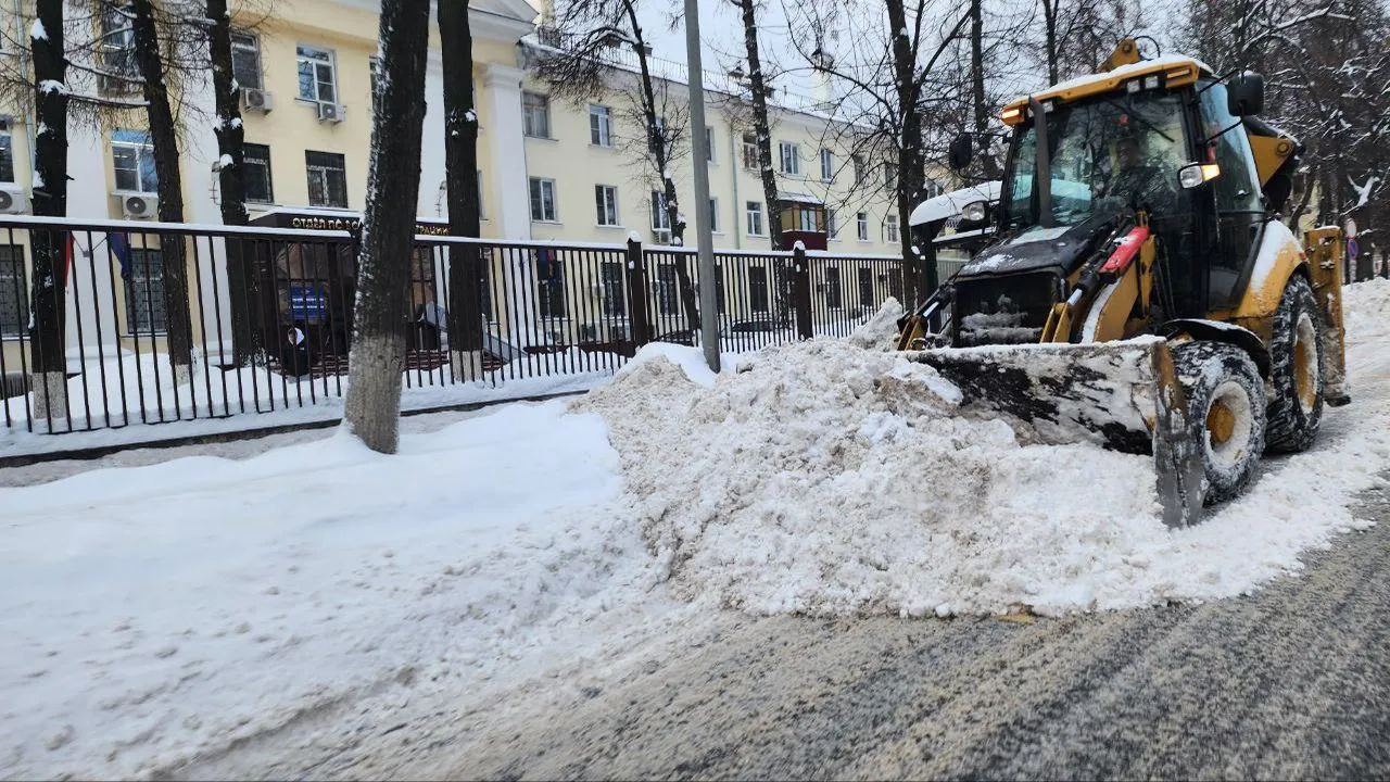 Более 300 рабочих и 107 единиц спецтехники устраняют последствия снегопада в Люберцах