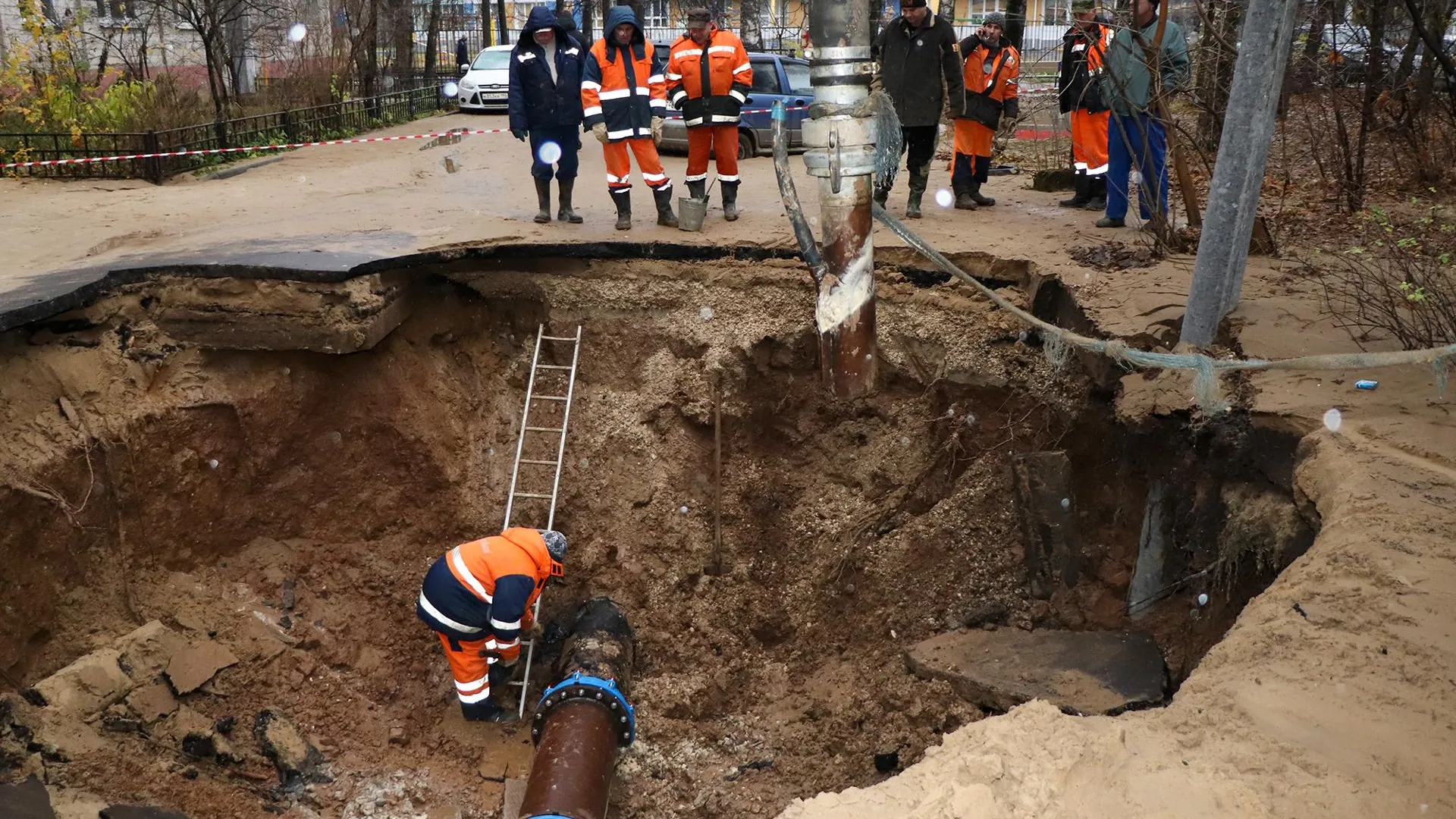 Повторный разрыв трубы водоснабжения произошел в Мытищах