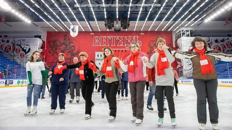 Более 100 пенсионеров посетили открытую тренировку по катанию на коньках в Подольске