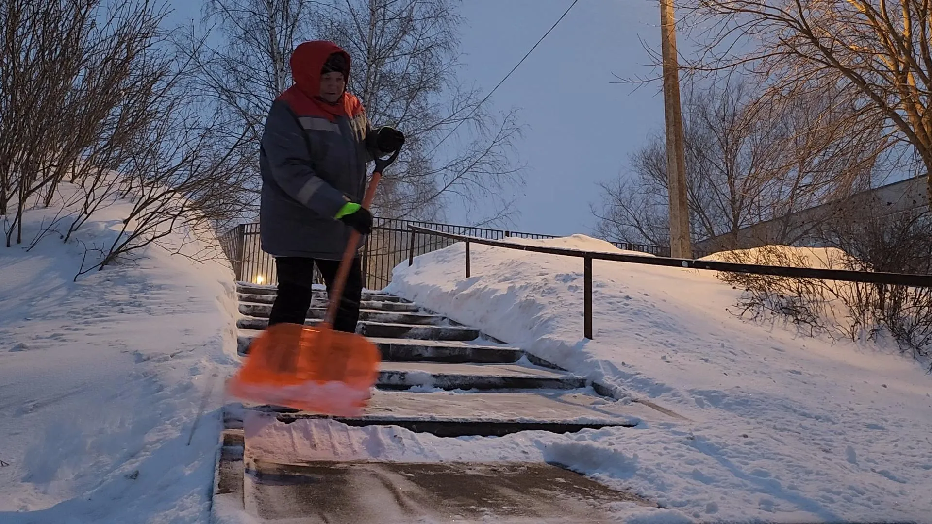 73-летняя жительница Егорьевска ежедневно убирает снег