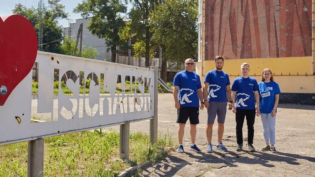 Щелковские молодогвардейцы доставили школьные принадлежности в Донбасс