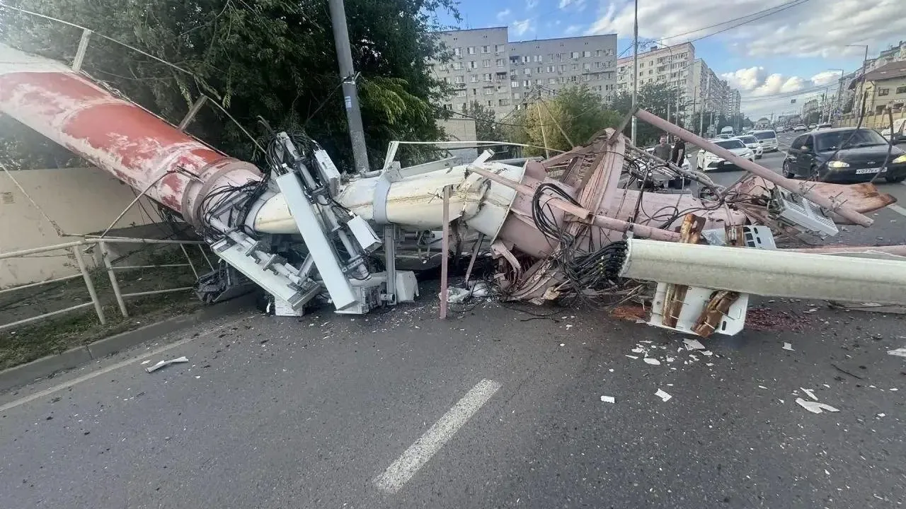 В Краснодаре обрушилась труба котельной и перекрыла дорогу на перекрестке