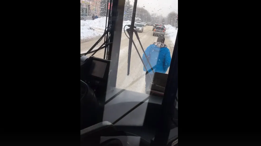 В Сети разместили видео с мужчиной, который мешал движению автобуса в Подольске