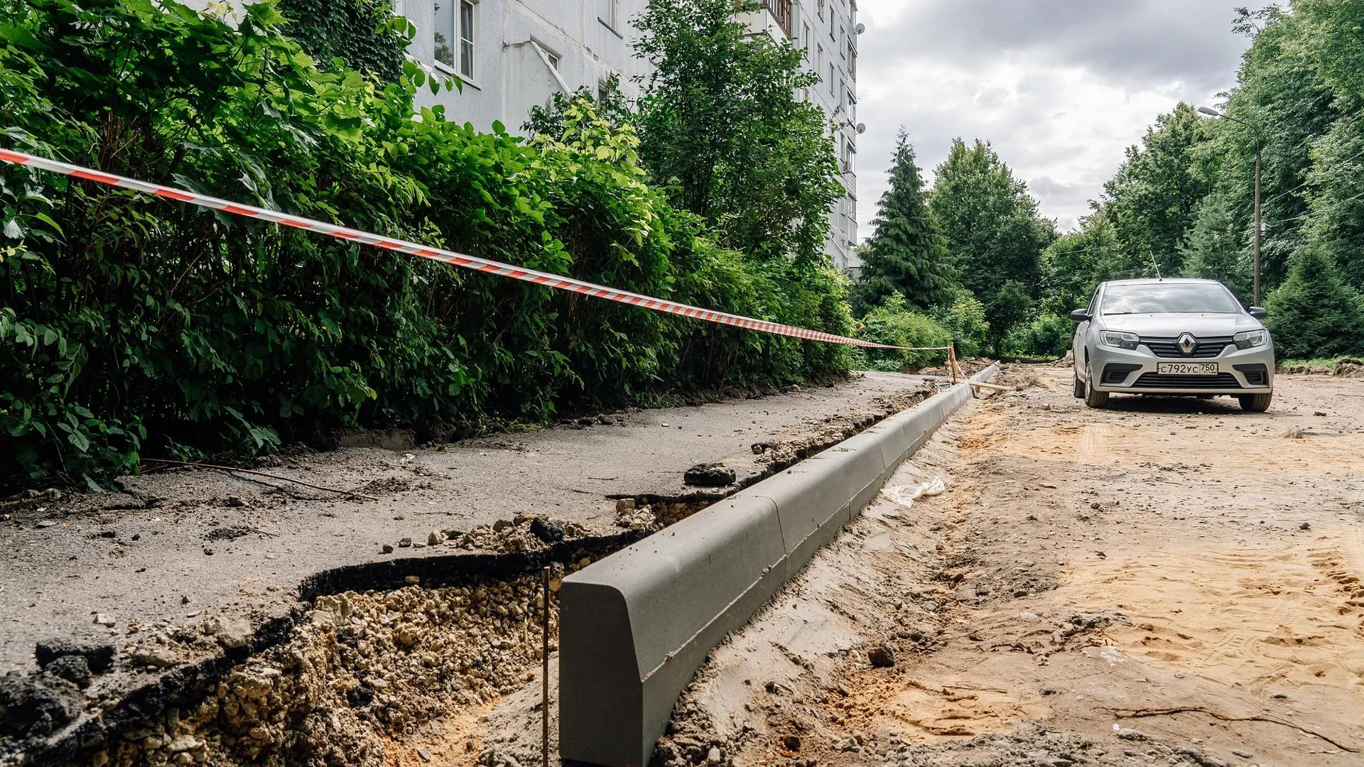 Комплексное благоустройство двора началось в поселке Загорянский Щелкова