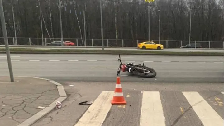 Подросток пострадал в столкновении питбайка и иномарки в столице