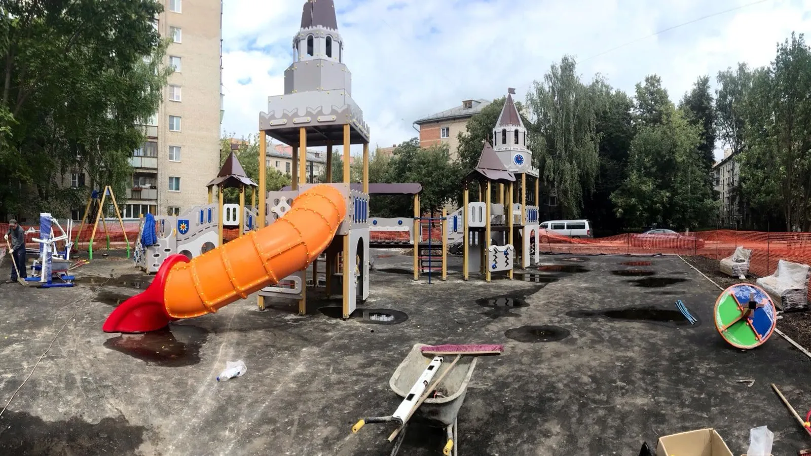 Рабочие приступили к установке игровой площадки в микрорайоне Климовск Подольска