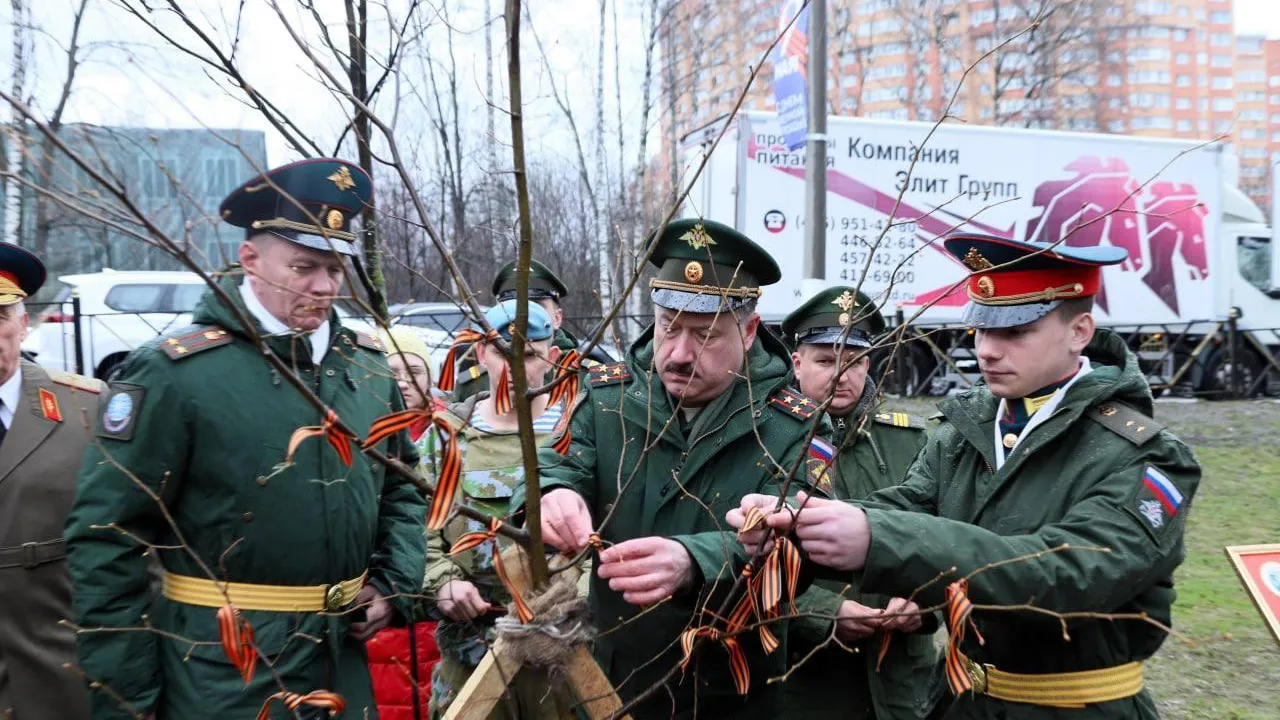 На Аллее героев в Красногорске посадили дерево в честь погибшего в Карабахе офицера