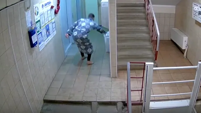 В Сети появилось видео с дебошем в подъезде на Садовой улице Подольска