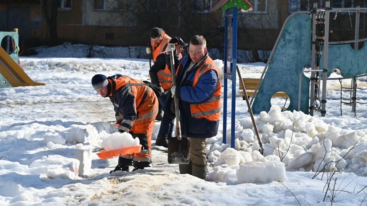 Коммунальные службы Серпухова начали весеннюю уборку округа