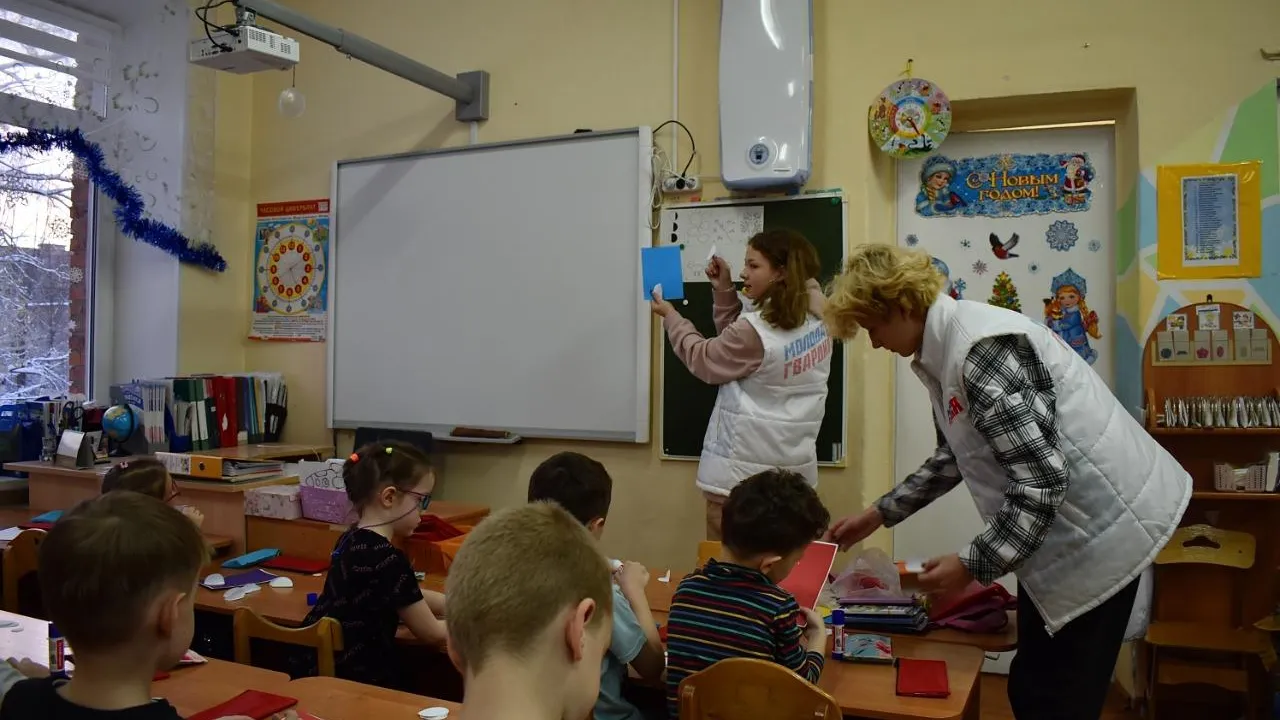 В Щелкове прошел мастер‑класс по изготовлению открыток для военнослужащих в зоне СВО