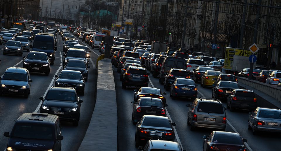 Пробки на дорогах Подмосковья оценили в 4 балла вечером 8 августа