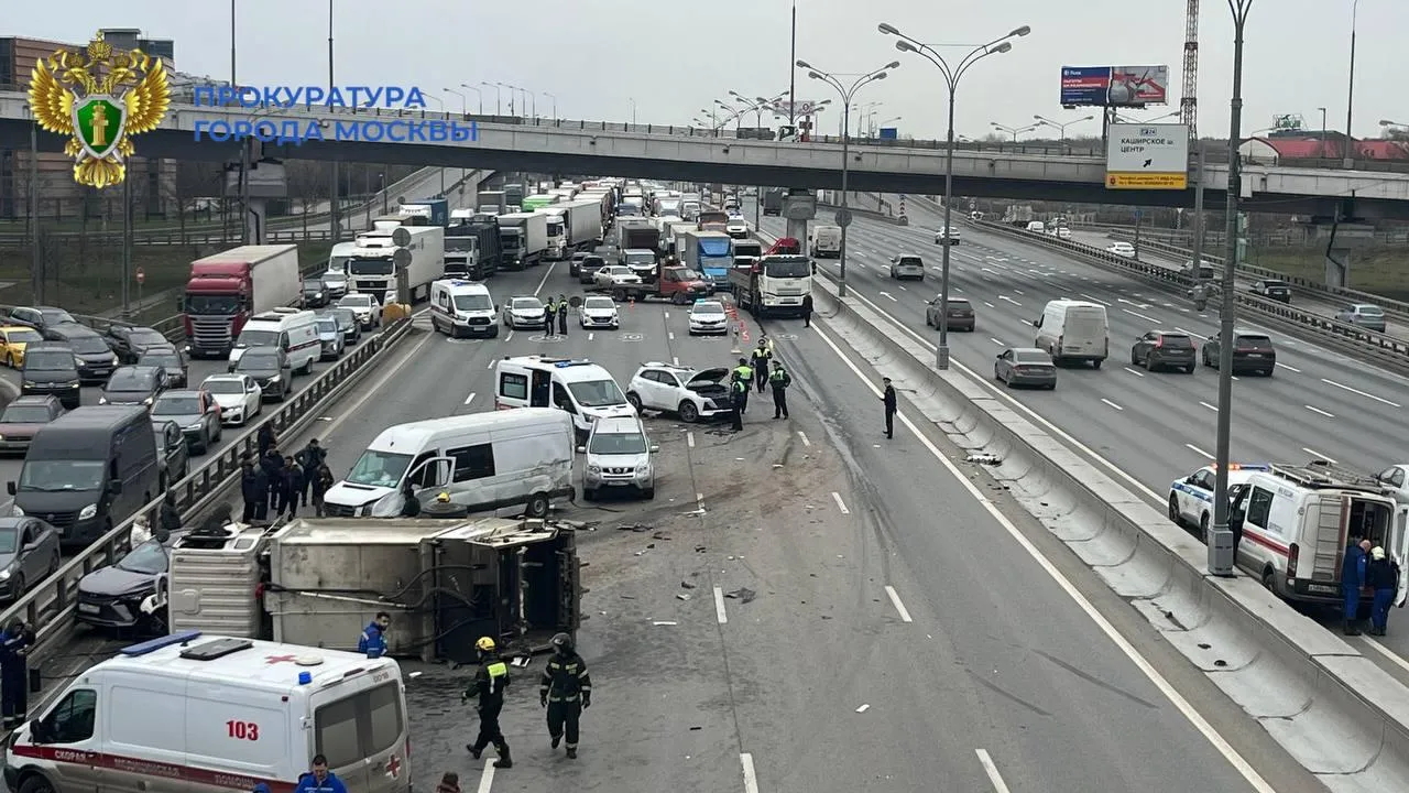 Опубликованы кадры с места аварии на юге Москвы, где пострадали 3 человека
