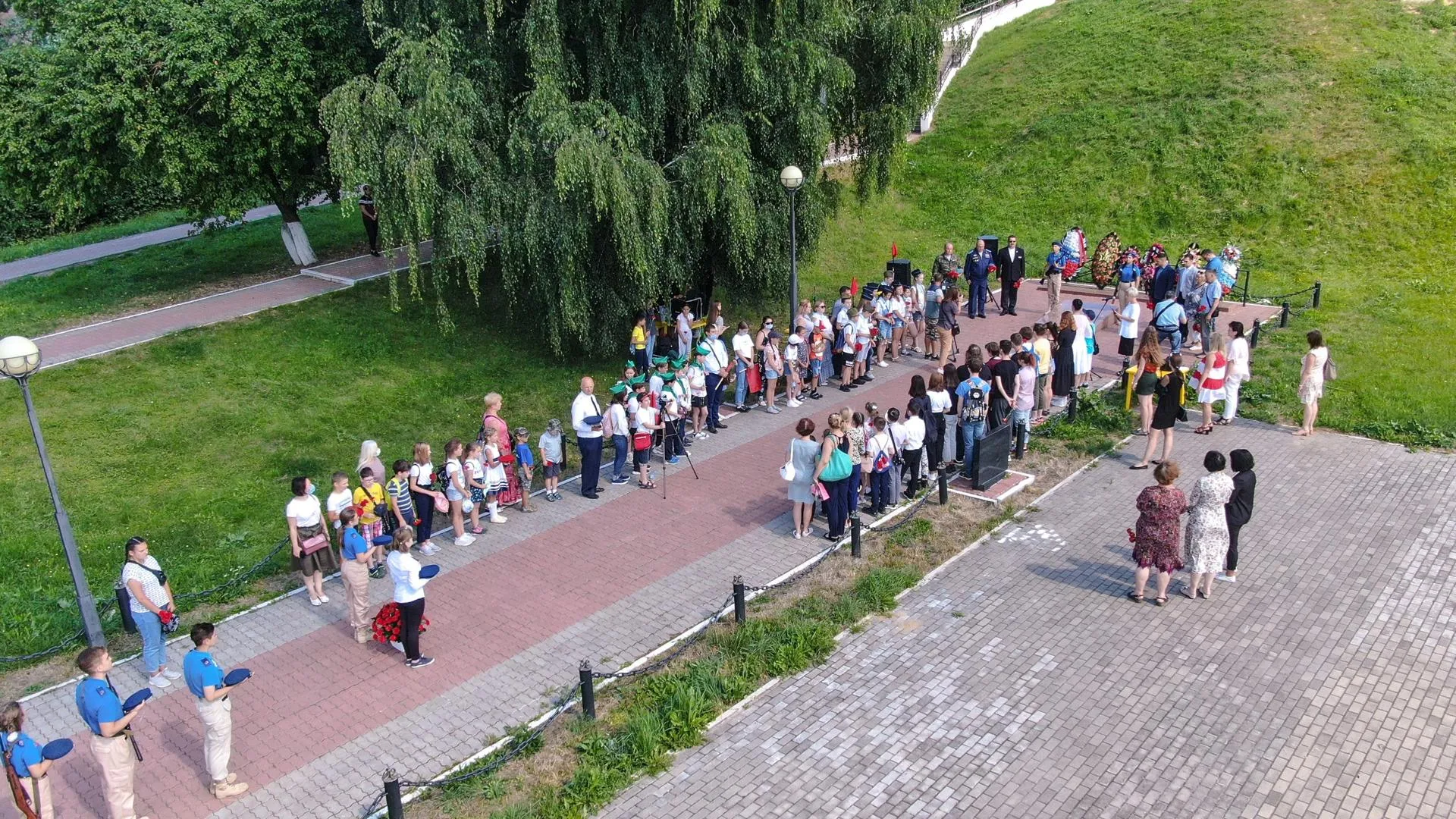 Школьники Подольска возложили цветы к памятнику Талалихину в одноименном парке