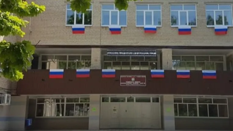 Образовательные учреждения Мытищ украсили флагами России к празднику