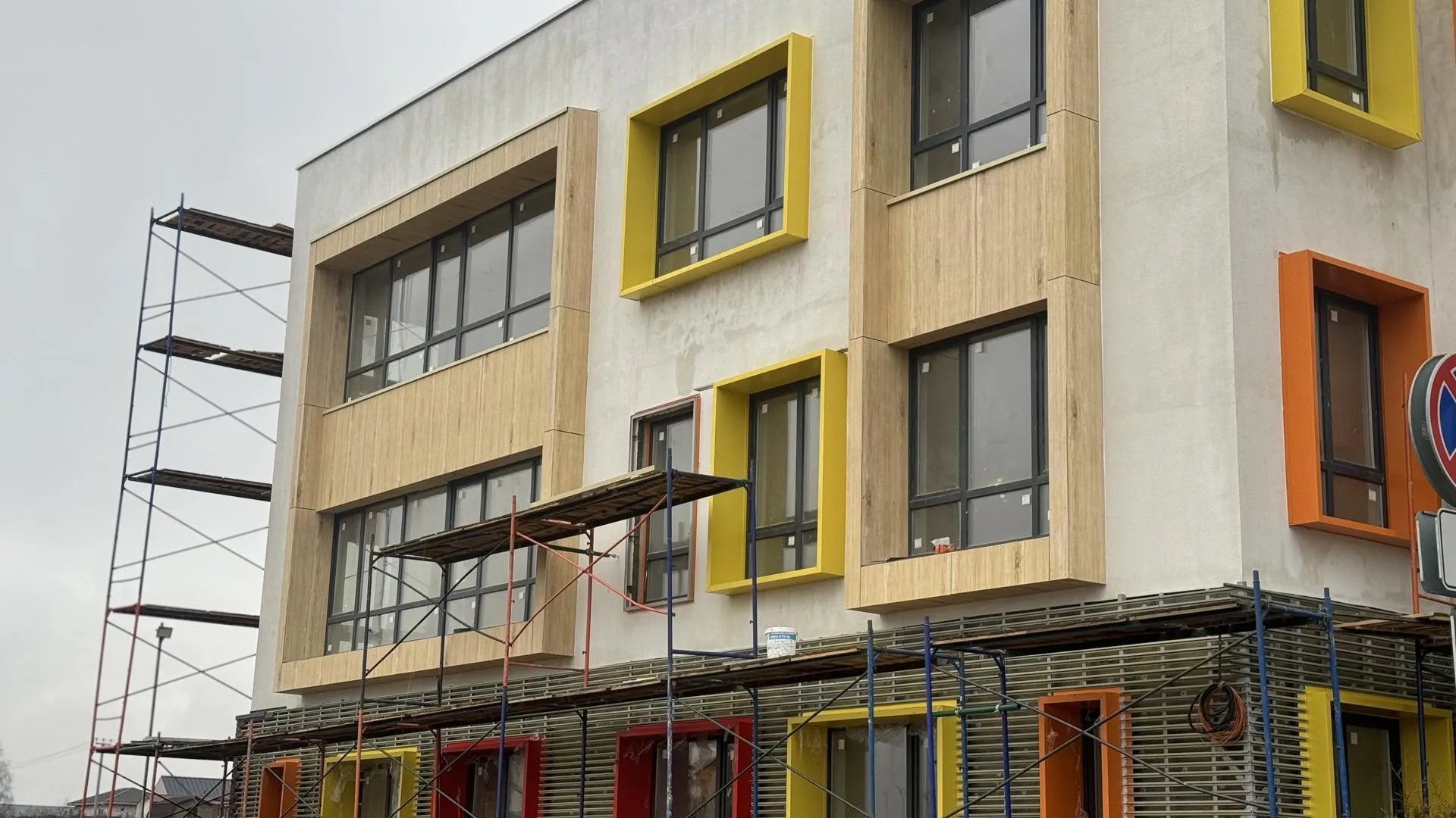 Внутреннюю отделку помещений начали в строящемся в Ленинском округе детском саду