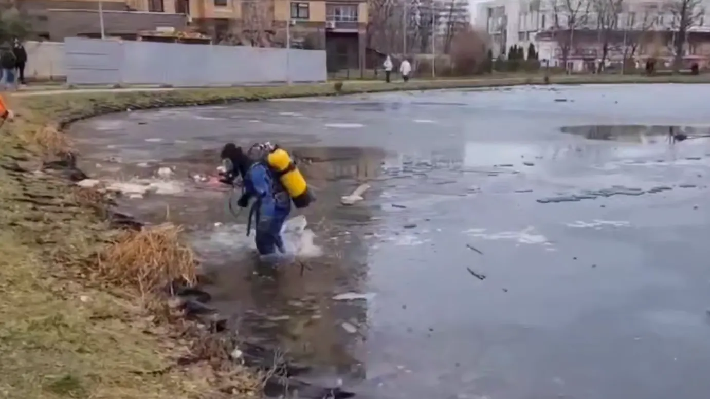 Водолазы МЧС достали из Кошачьего пруда в Москве тело погибшего