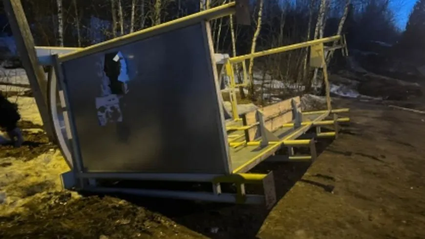Сильный ветер повалил остановку общественного транспорта в Домодедове