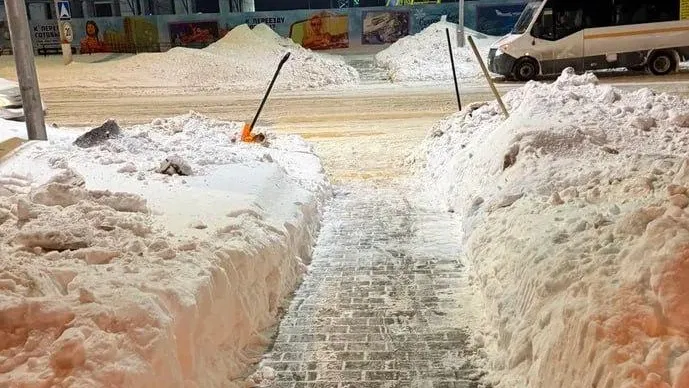 Волонтеры помогают убирать снег на улицах Жуковского