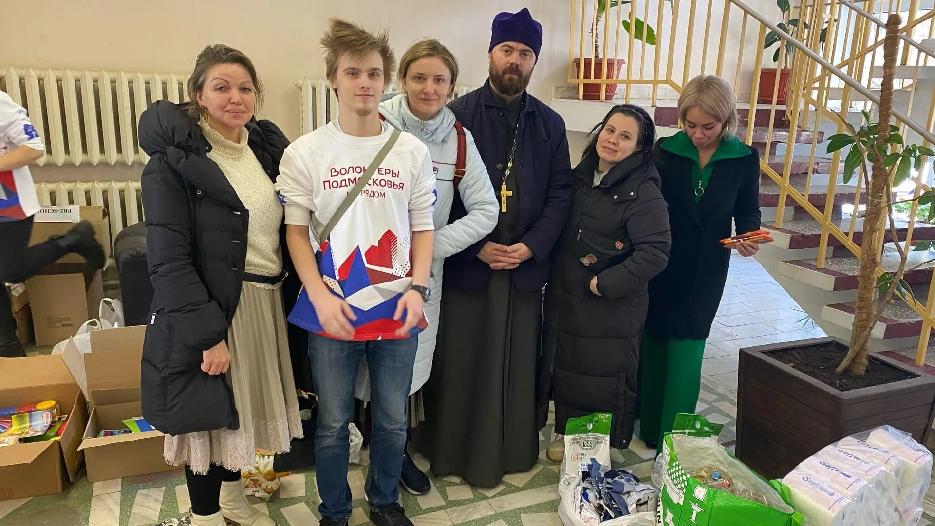 Волонтеры Подольска передали лекарства, одежду и телефоны беженцам из Донбасса