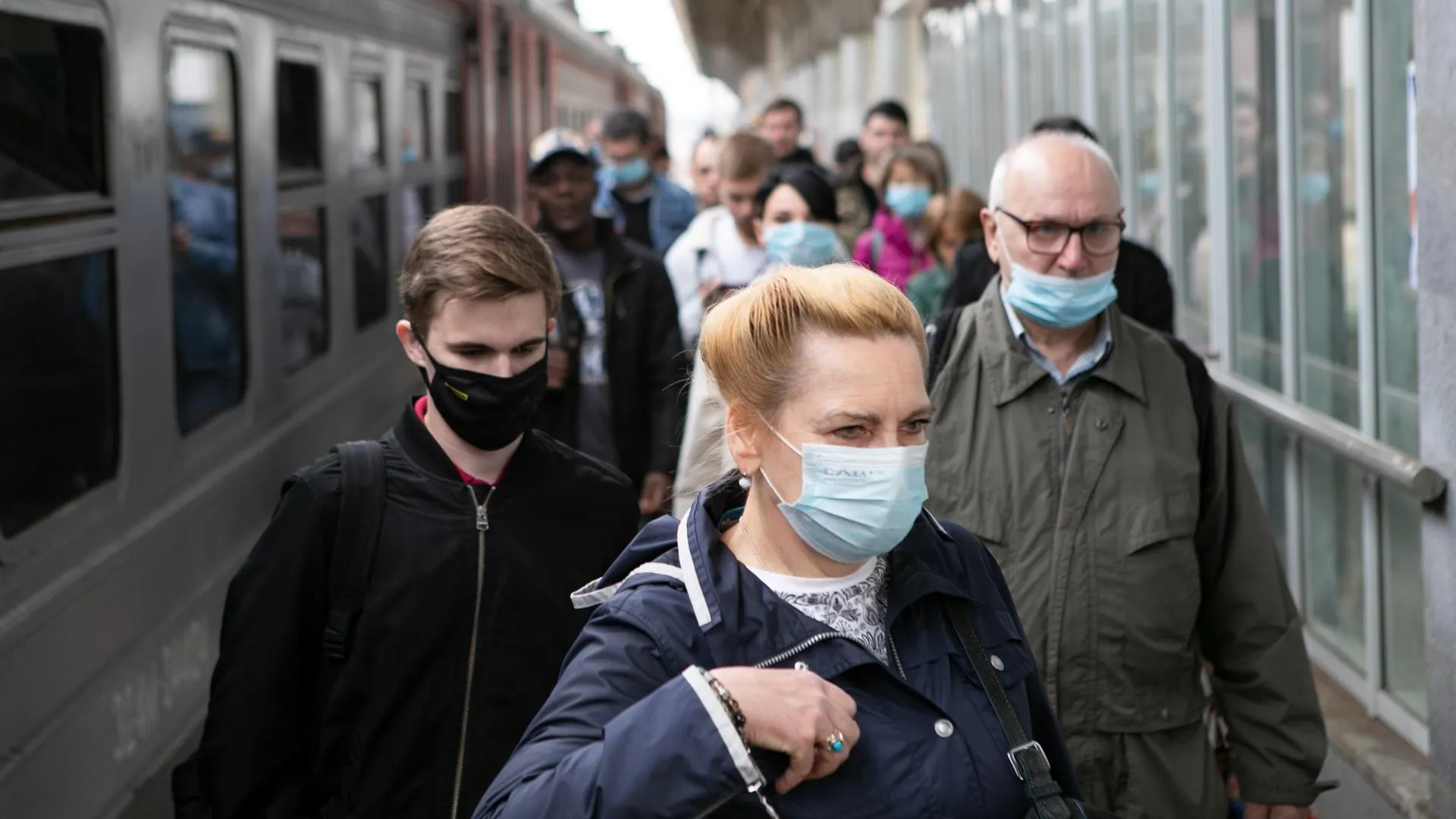 Воробьев поручил продолжать контроль за соблюдением антиковидных мер