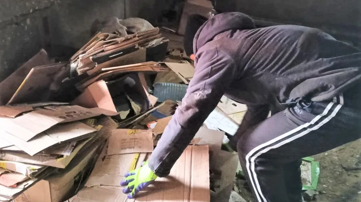 В подвале хрущевки во Фрязине сотрудники УК разобрали завалы зимнего хлама