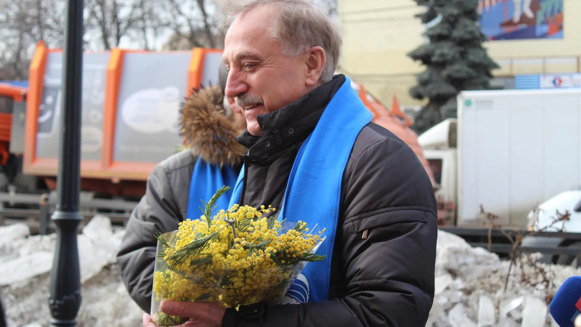 Глава Люберец вручил цветы жительницам округа в рамках акции к Международному женскому дню