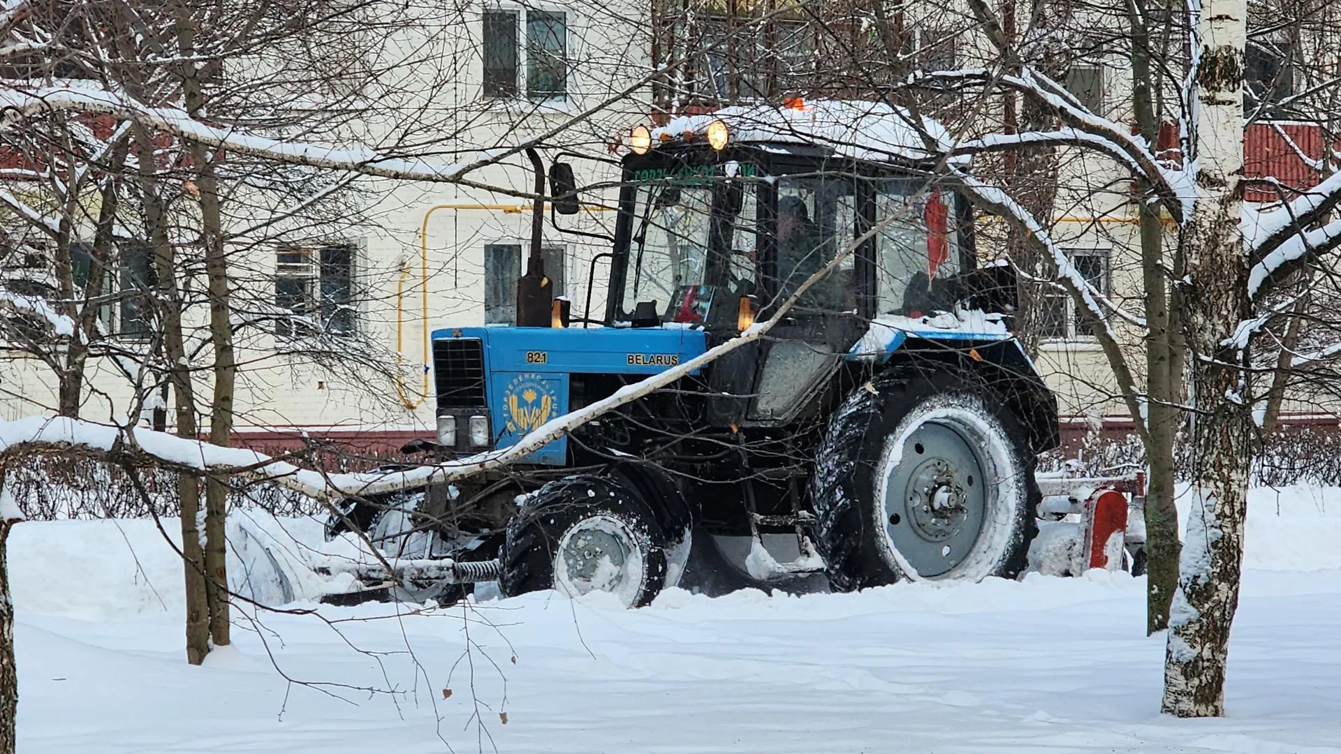 В Королеве продолжают устранять последствия рекордного снегопада