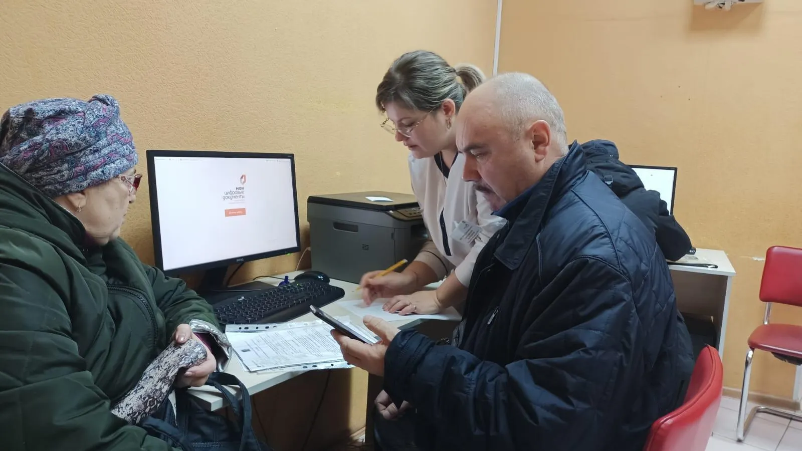 В МФЦ Домодедова посетителей учат пользоваться онлайн‑сервисом «Умная платежка»