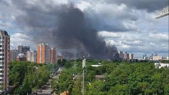 Мощный пожар произошел у станции метро «Щелковская» в Москве