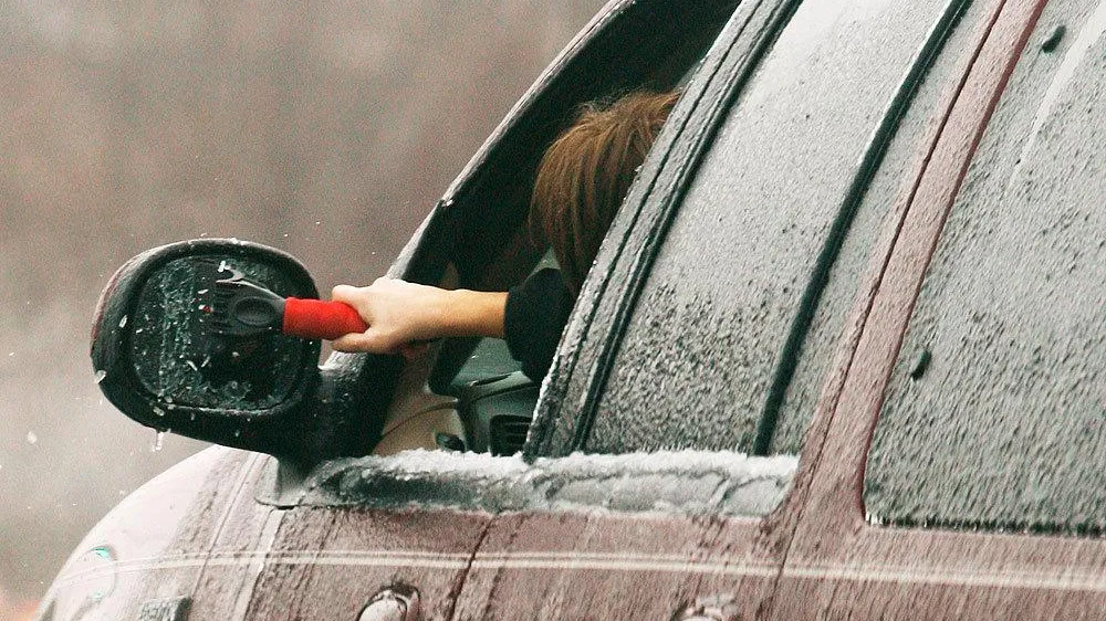 Водителей Подмосковья призвали отказаться от поездок на личных авто из‑за ледяного дождя
