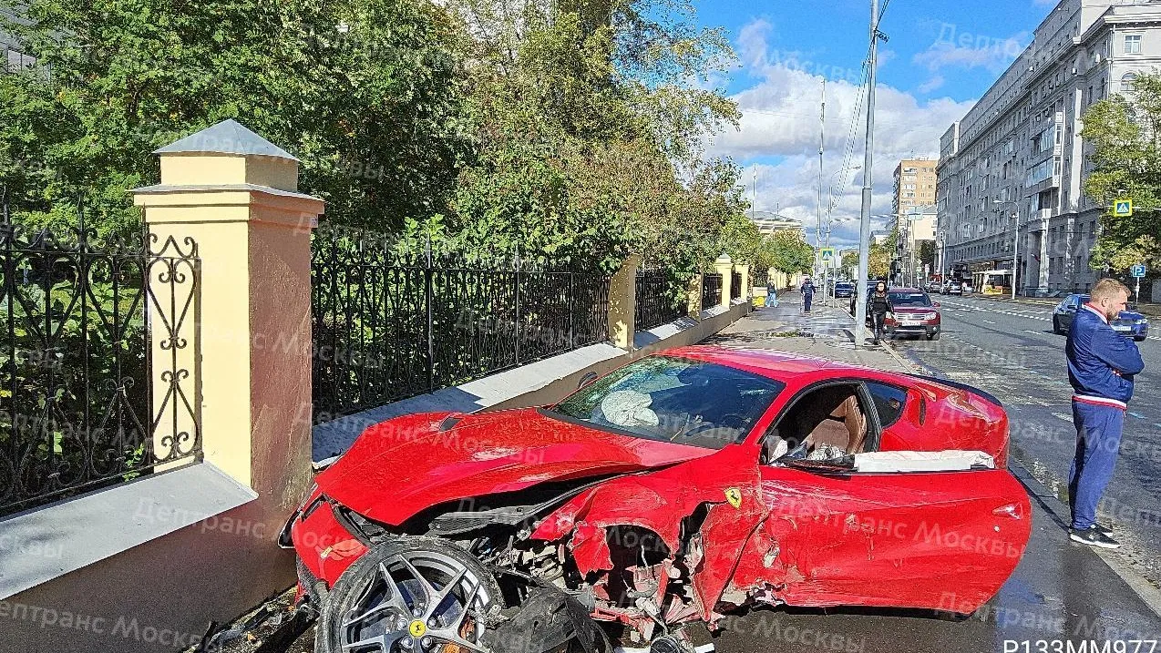 Ferrari экс-кандидата в депутаты Госдумы вдребезги разбилась в центре Москвы
