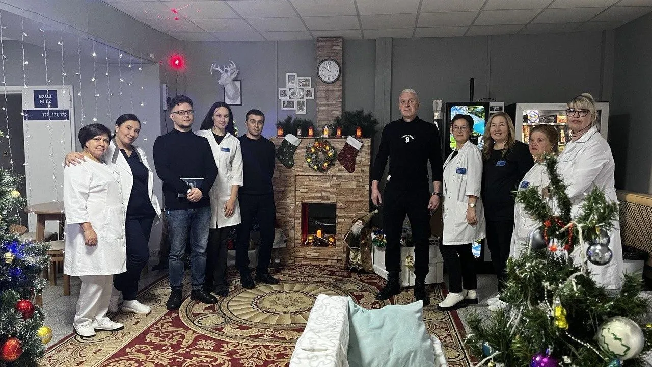 В поликлиниках Подмосковья установили новогодние елки