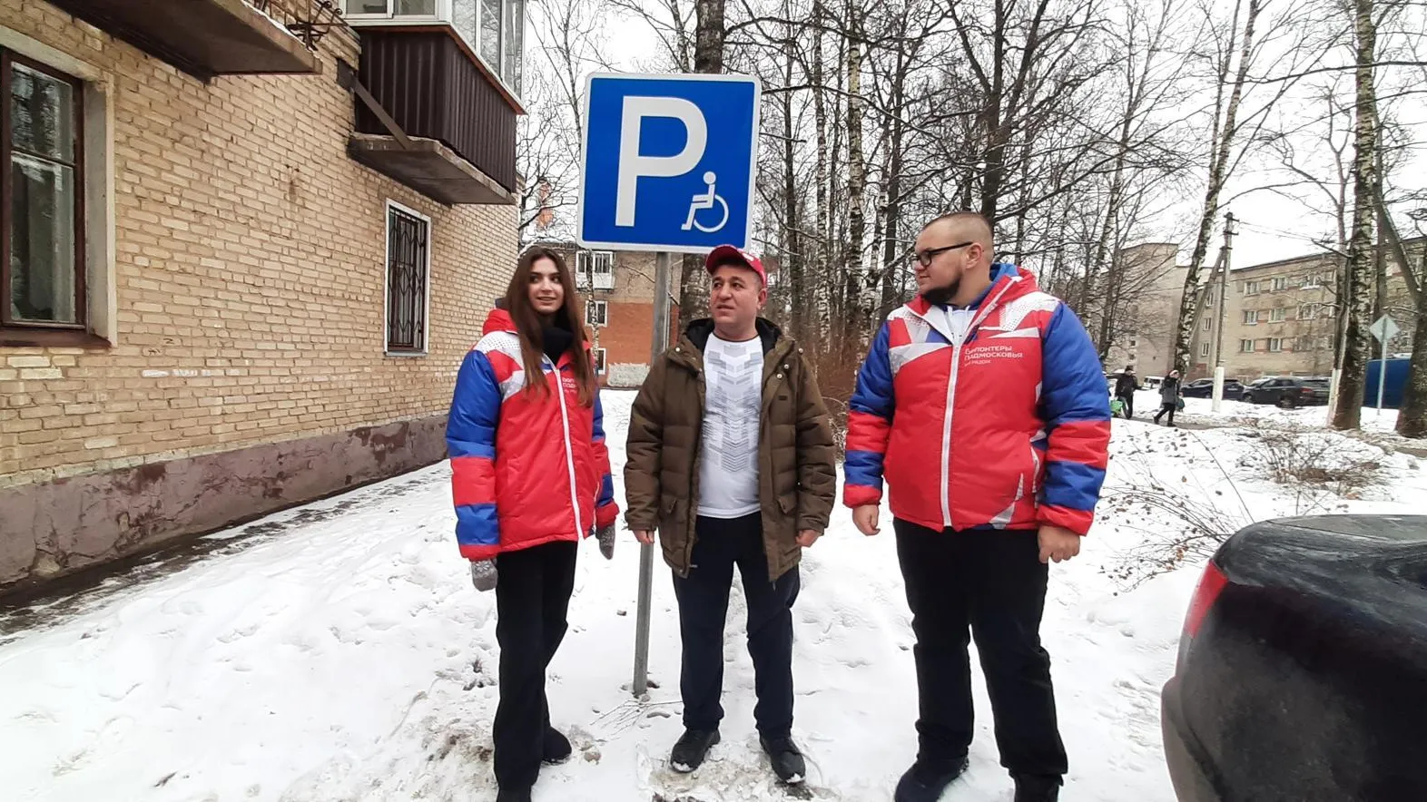 У дома бойца СВО, потерявшего ногу, волонтеры помогли установить дорожный знак