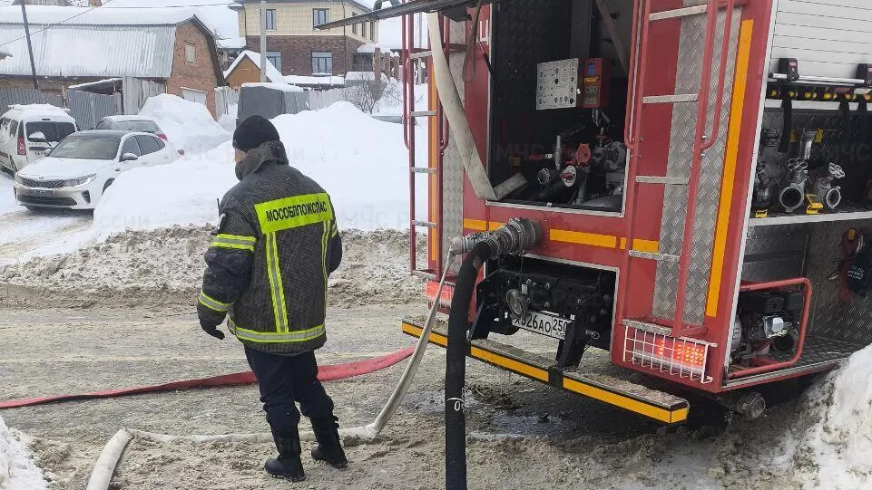 Два человека погибли при пожаре в частном доме в Серпухове