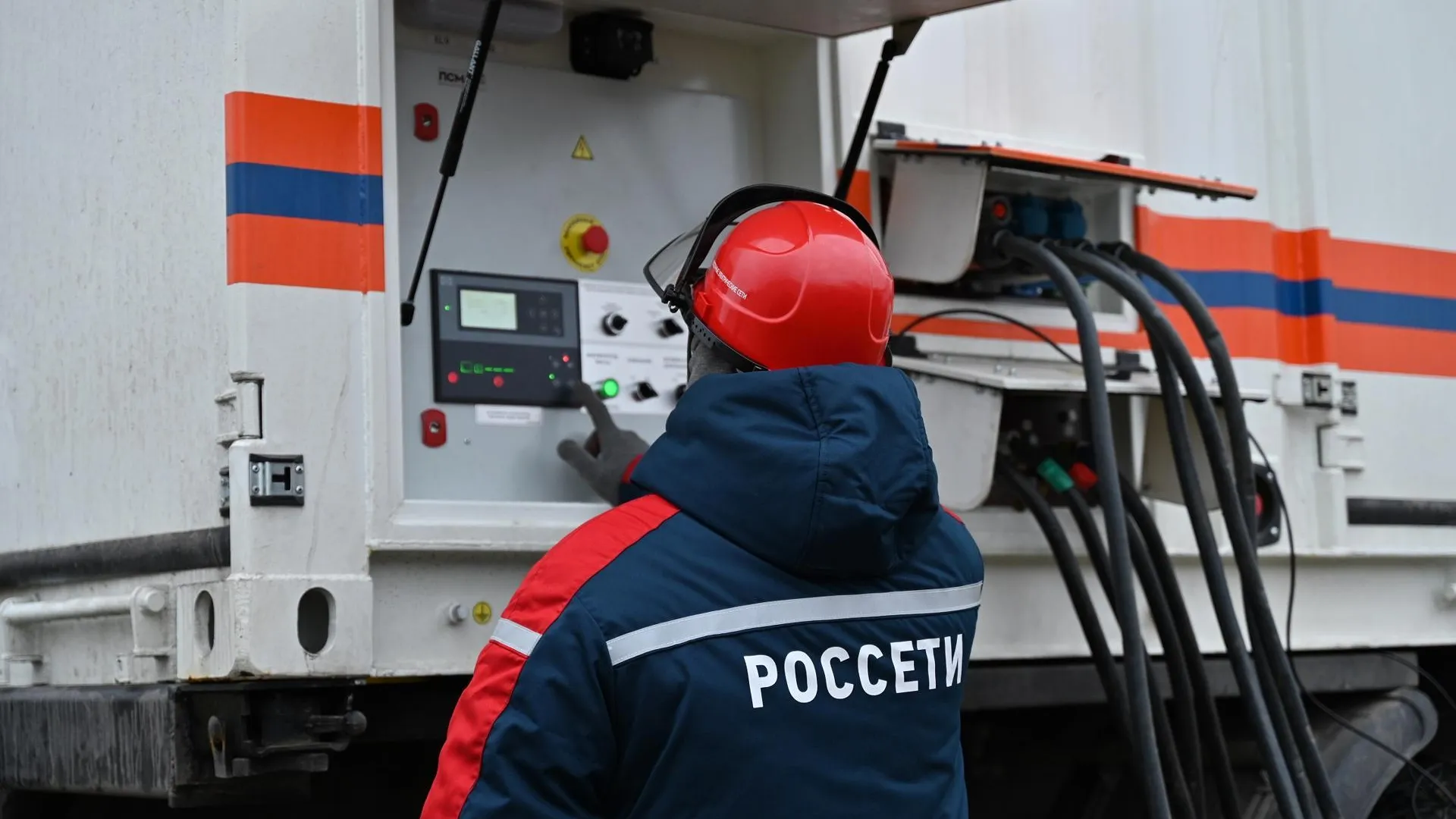 В Подмосковье подключают передвижные электростанции после снегопада