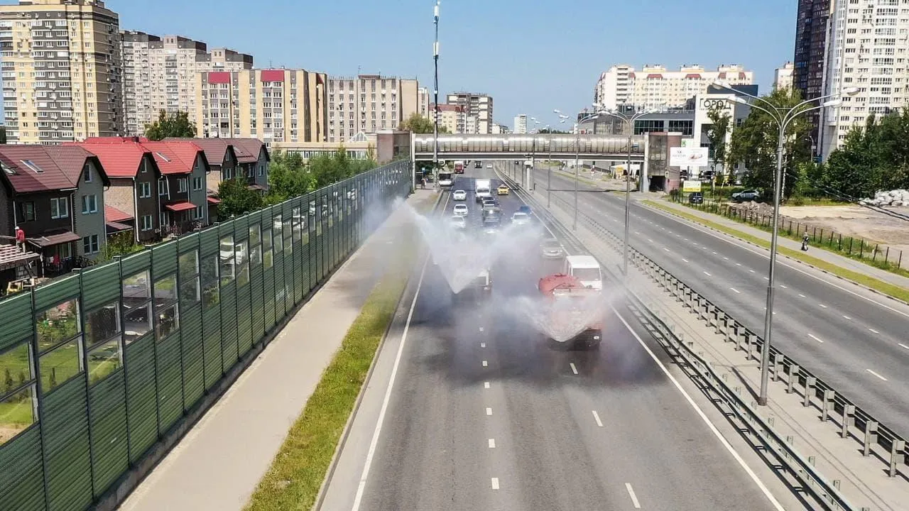Более 12 тыс км дорог польют в Подмосковье в выходные из‑за жары