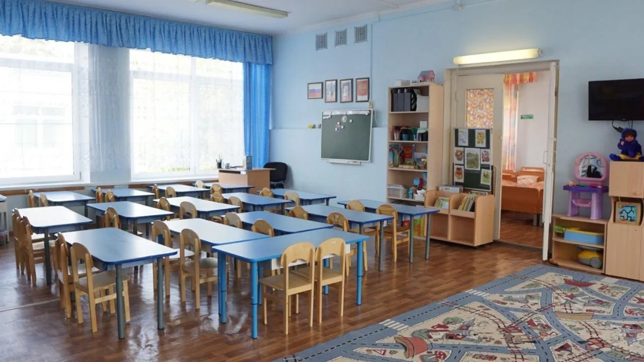 В группах детского сада Котельников установят новые окна до конца года