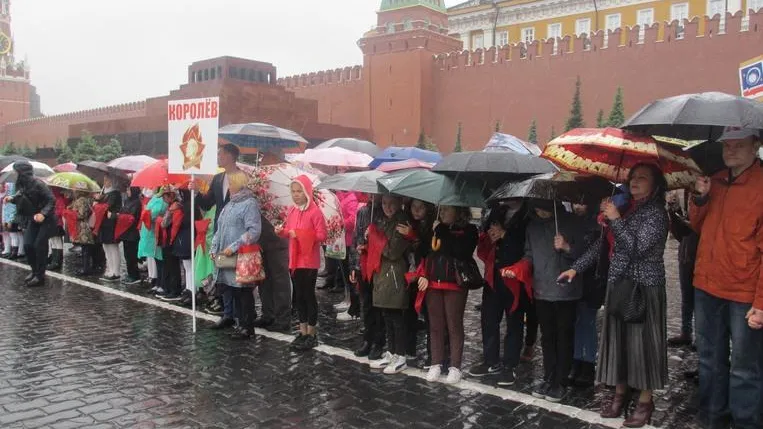 Свыше 40 школьников из Королева были посвящены в пионеры на Красной площади