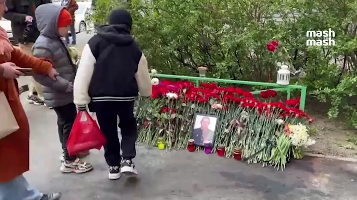 Жители Балашихи несут цветы к месту гибели генерала Москалика