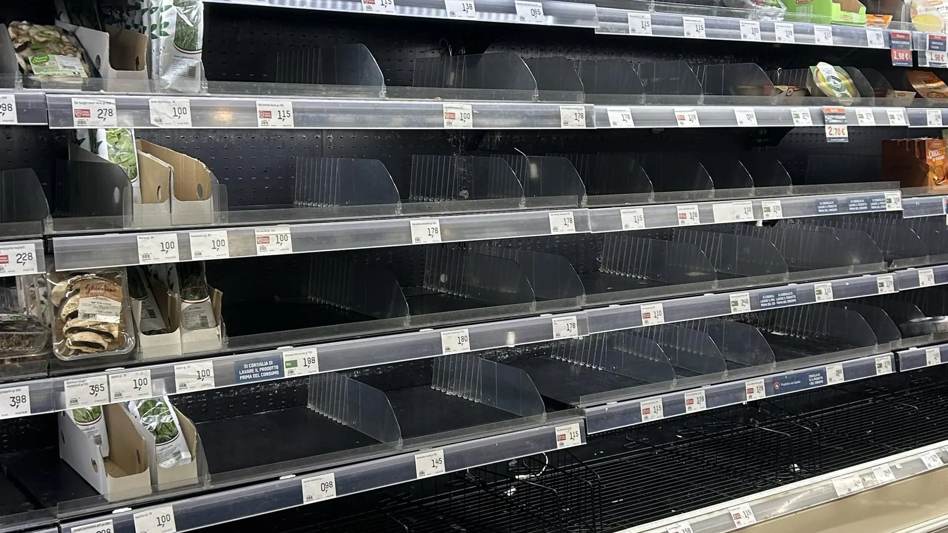 Итальянцы жалуются на пустые полки в магазинах из-за протестов